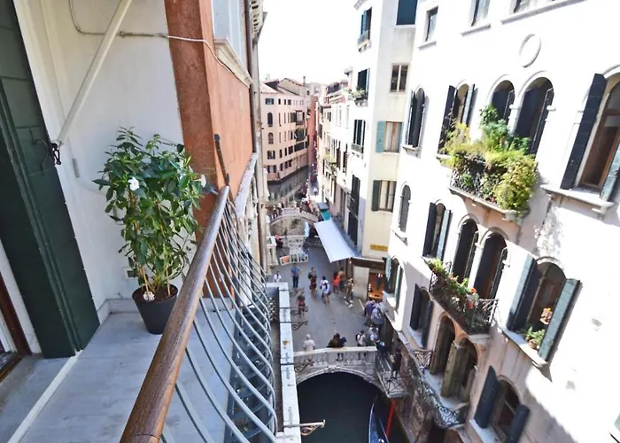 Ai Bareteri Luxury Canal View