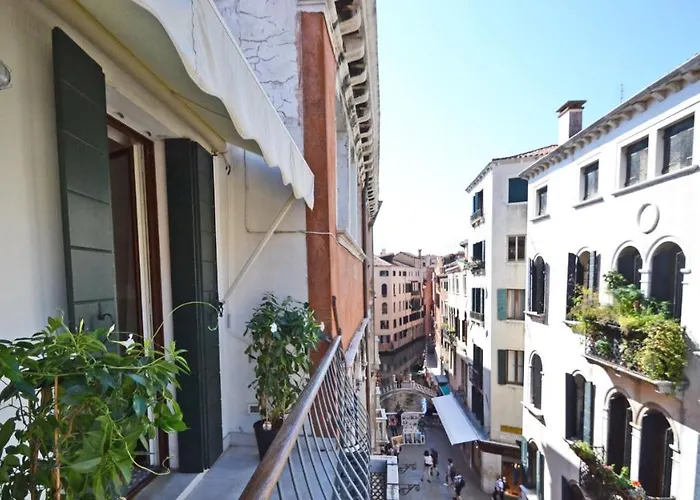 Ai Bareteri Luxury Canal View
